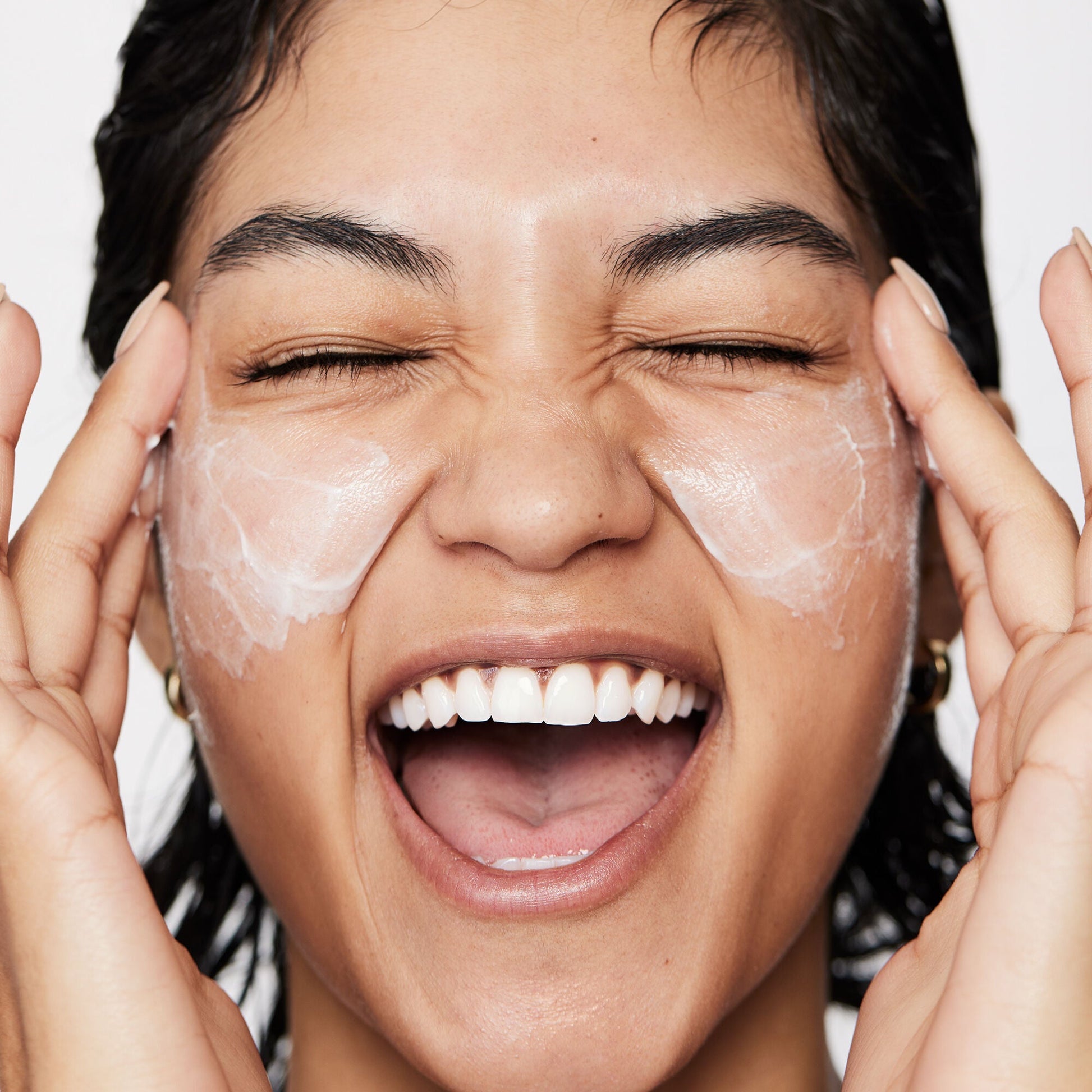 pure-skin-moisturizer-h0 040822_Model_Pure-Moisturizer_200_RT2-V1_RGB040822_Model_Pure-Moisturizer_200_RT2-V1_V1_IGF.jpg