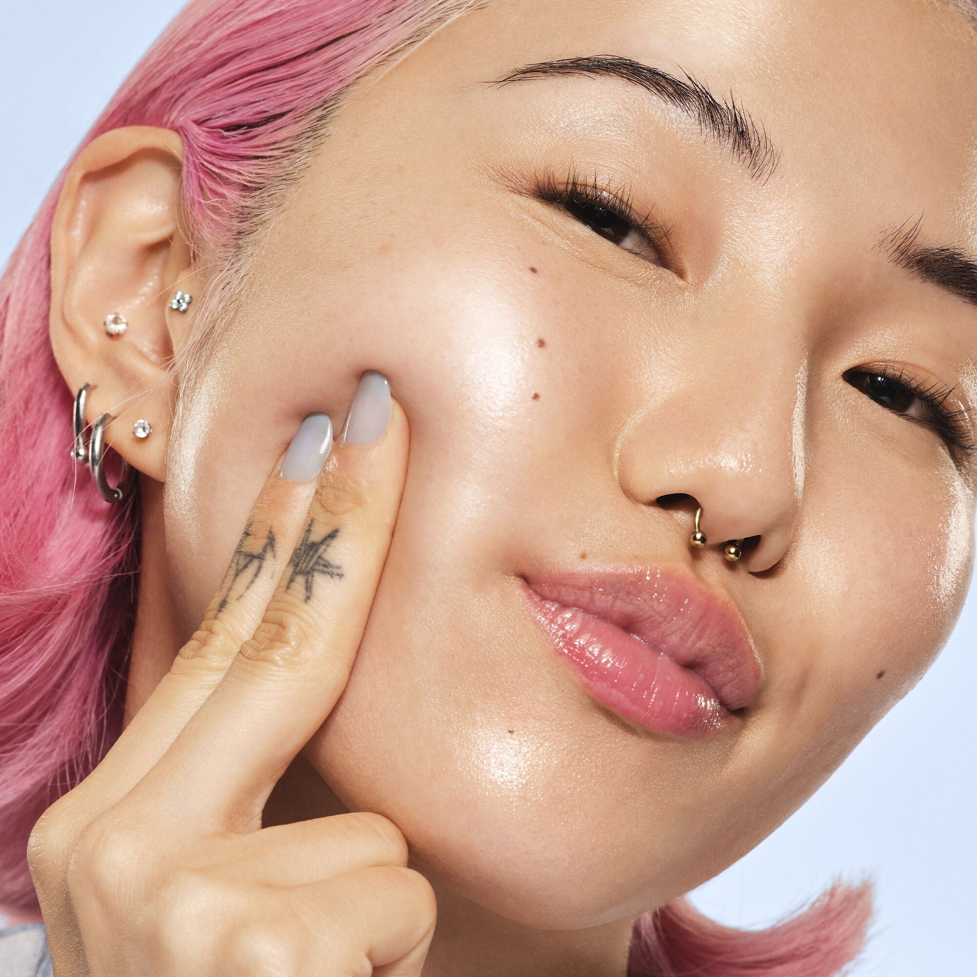 glass-slick-serum-stick-u0 102225_SKIN_Michelle_Editorial_015_w4QC_RGB_IGF_42f2efa3-c76d-440b-9883-58026346f35b.jpg