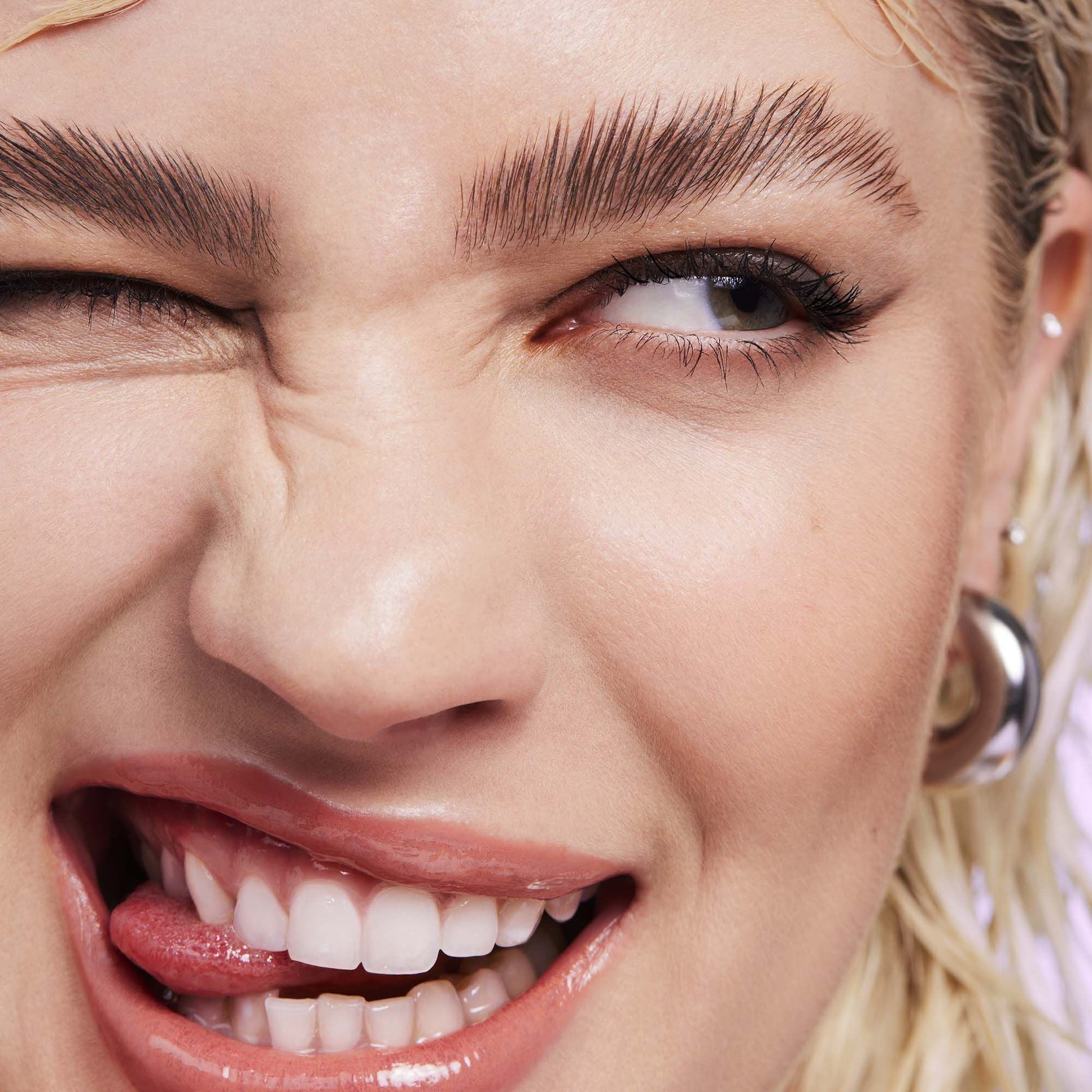 brow-laminating-gel-d1 110923_Genevieve_BrowGel_App-Vibe_6982_RGB_IGF.jpg
