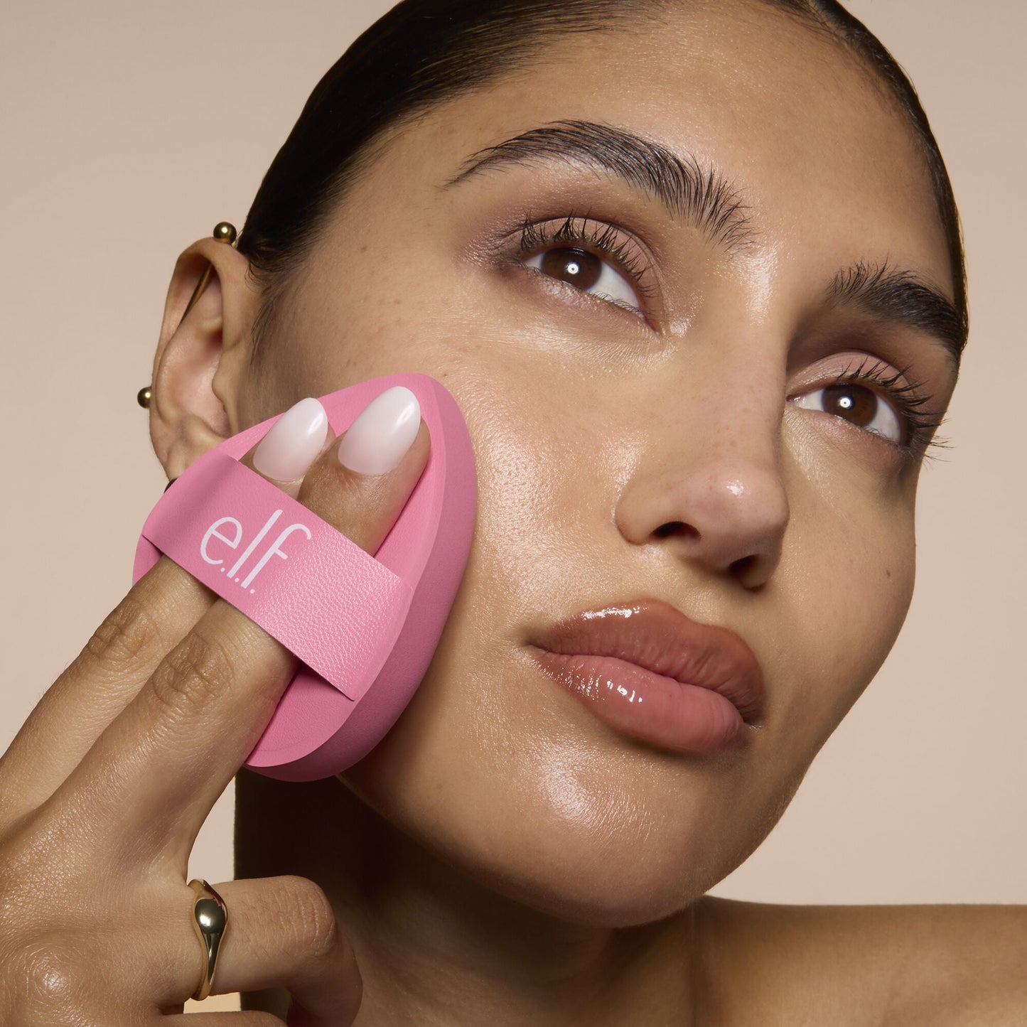 pillow-puff-foundation-sponge-f0 81838_MOM_PILLOW_PUFF_FOUNDATION_SPONGE_TOOL_SHOT_SONALI_0126_V2.jpg