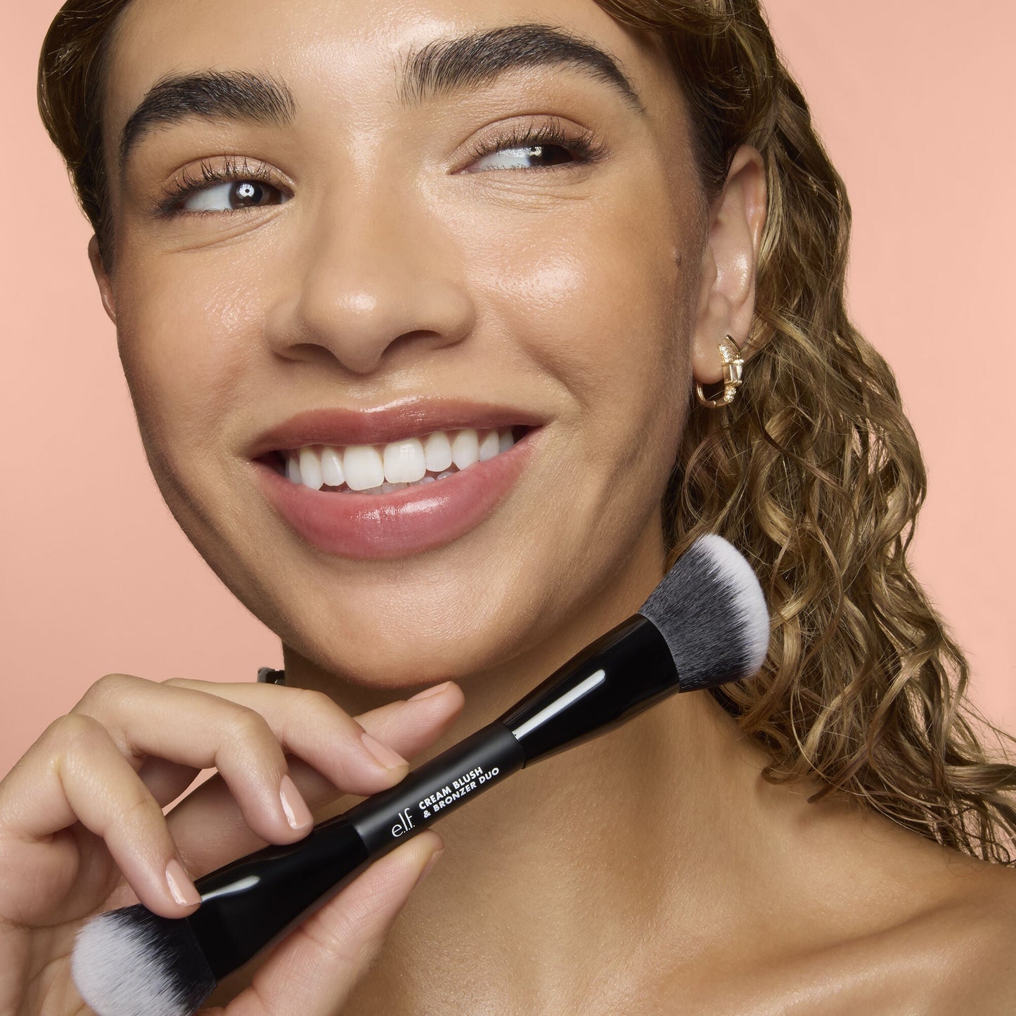 cream-blush-and-bronzer-duo-brush-e2 83857_CREAM_BLUSH_BRONZER_DUO_BRUSH_Q4_Alyssa_0103_V3_7510f340-cab5-4e94-b40f-1ad3f84fd183.jpg
