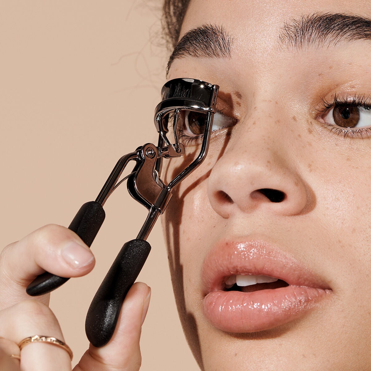 pro-eyelash-curler-k2 84067_ProEyelashCurler_Model.jpg