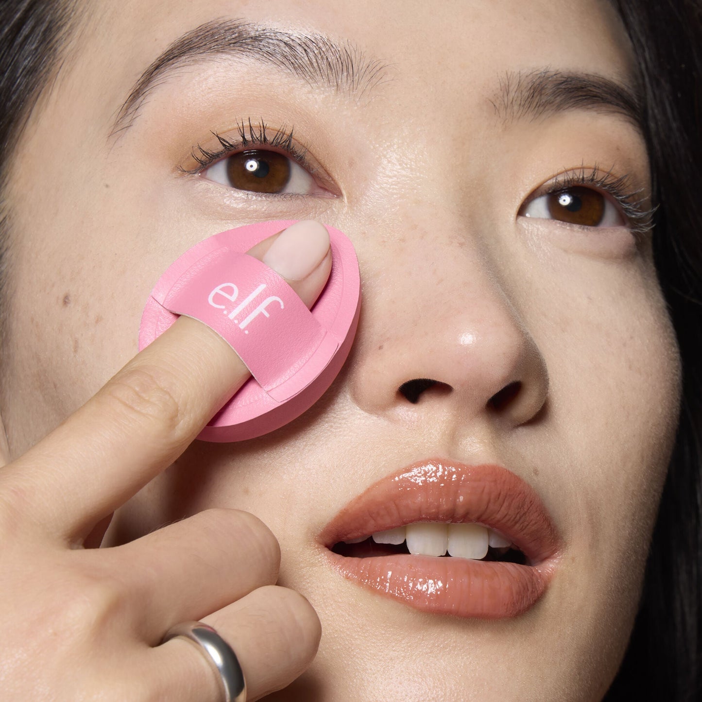 pillow-puff-concealer-sponge-g4 85120_MOM_PILLOW_PUFF_CONCEALER_SPONGE_TOOL_SHOT_SAKURA_V1_0095_V3.jpg
