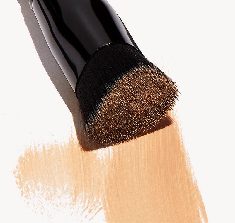 triangular-buffing-foundation-brush-q5 shot.jpg